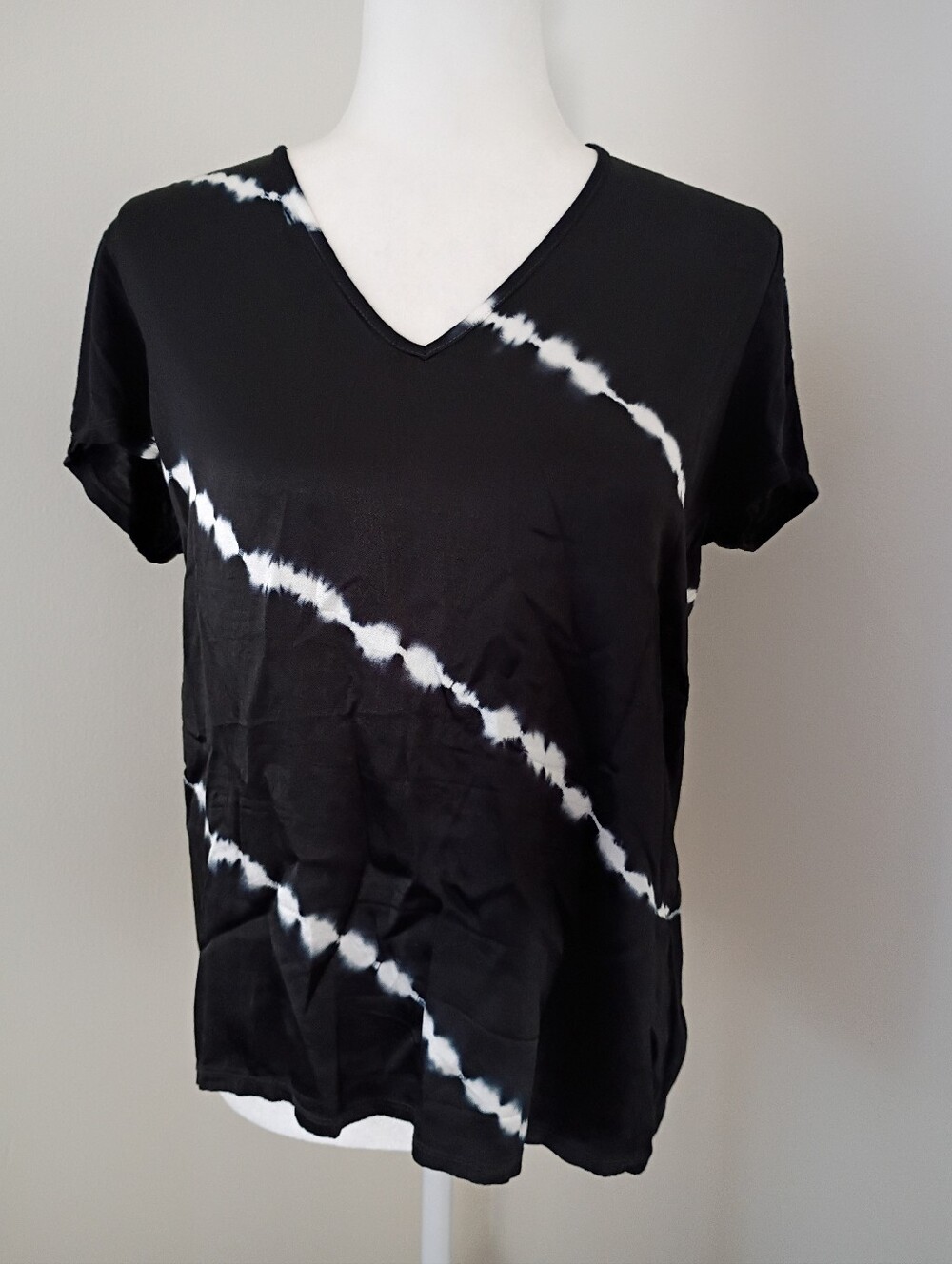 XCVI Black and White Tie Dye Stripe V-Neck Tee Size Small